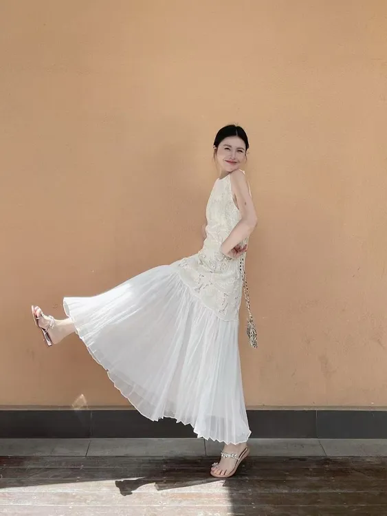 2025春夏新款假两件无袖背心连衣裙女设计感白色法式气质连衣长裙