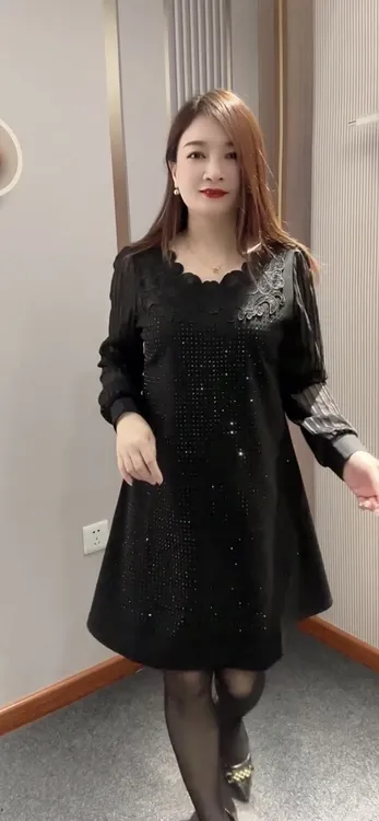 显瘦百搭钻款连衣裙