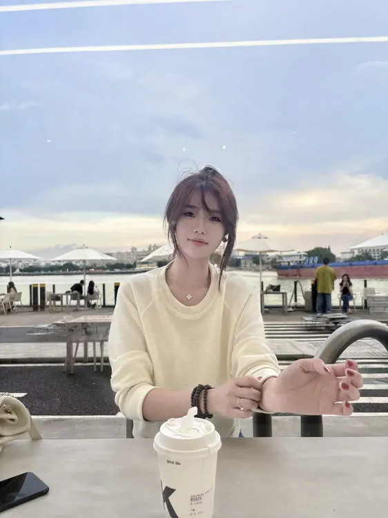 尹千金J【轻氧舒适】简约短款秋冬打底圆领卫衣休闲长袖上衣S257366