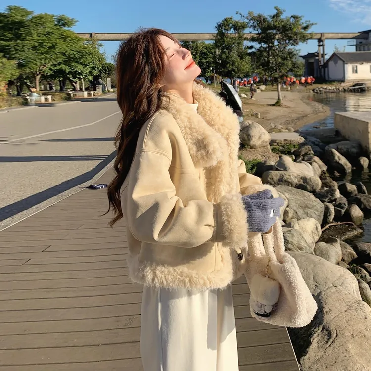 奶黄色羊羔毛厚外套女秋冬2025新款独特超好看小个子加绒皮毛一体