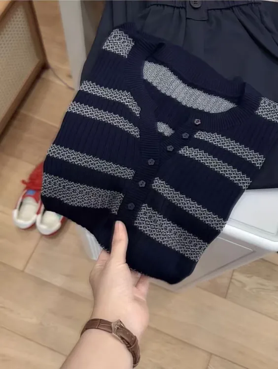 七言家巨好看！ins穿搭@气质剪刀领雪花扣条纹清凉飞飞袖