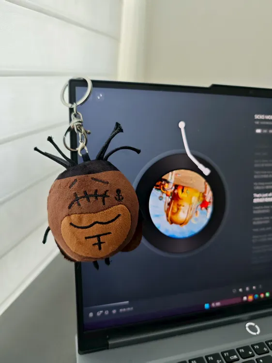 Travis Scott嘻哈蟑螂侠毛绒创意挂件