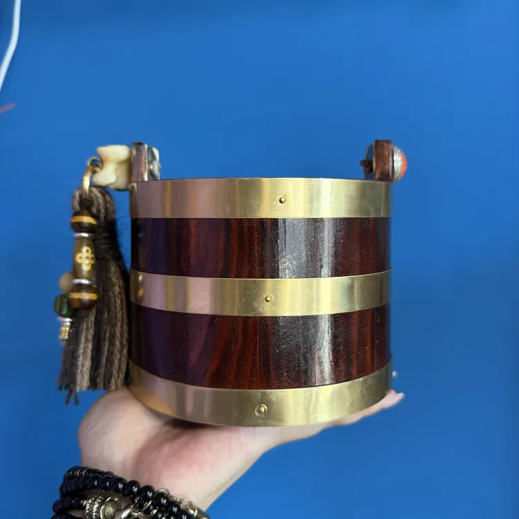 具有蒙古元素装饰的献奶木桶