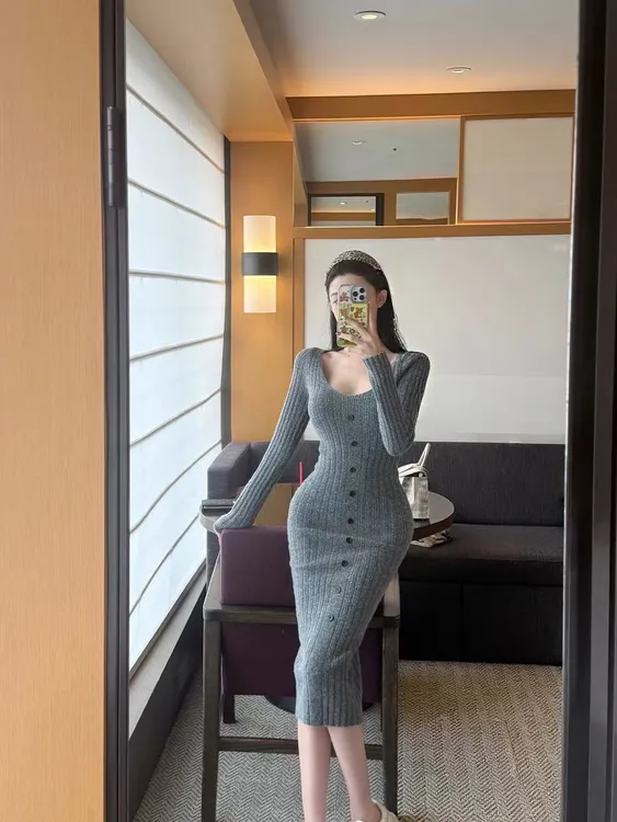 慢调画廊 秋冬气质u领针织连衣裙女时尚收腰显瘦修身长袖中长裙