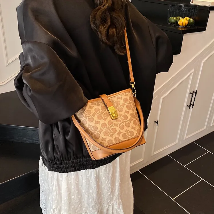 托特包2025新款时尚水桶包小众单肩腋下包韩版斜挎包百搭通勤包