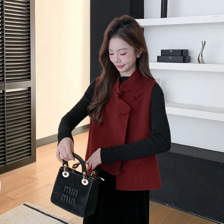 253新中式国风羊毛新年招财红马甲洋气金币盘扣拜年服红色马甲