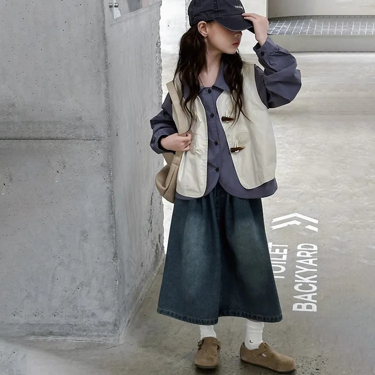 女童套装春秋2025新款中大童牛角扣马甲洋气长袖衬衣牛仔裙三件套