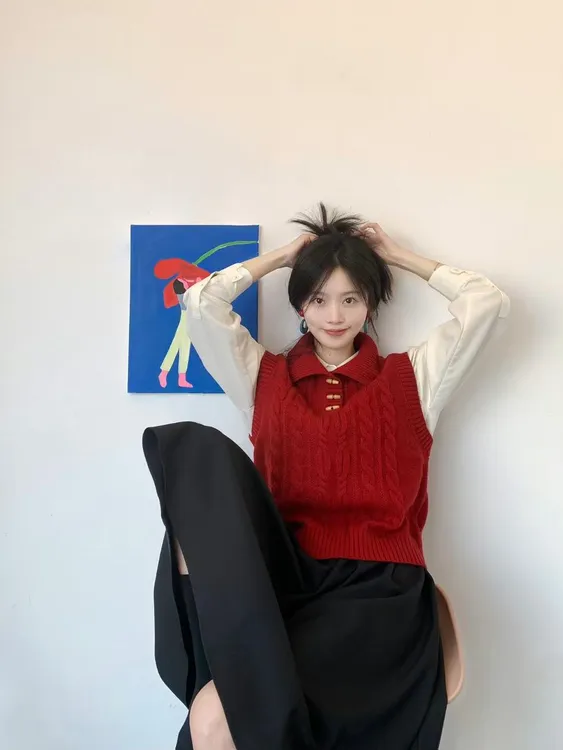 新年红别致牛角扣针织马甲新款学院风叠穿毛衣背心衬衫百搭半身裙