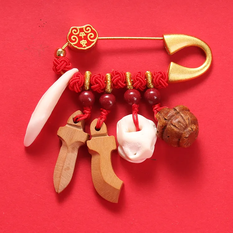 孕妇大号别针红绳挂件婴幼儿小孩儿生肖别针外出压惊手编猪惊桃篮