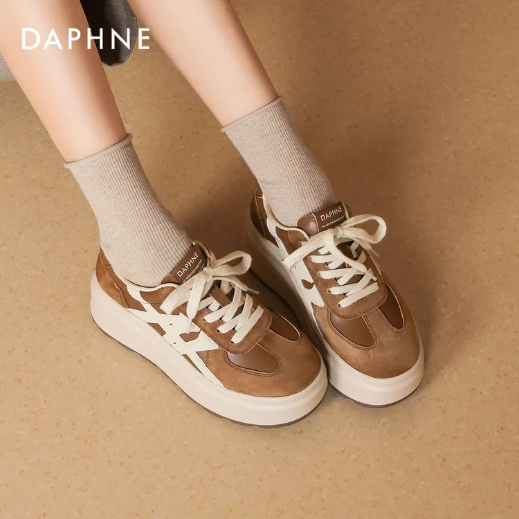 达芙妮系带韩版小白鞋2025轻便新款时尚百搭舒适运动休闲厚底板鞋