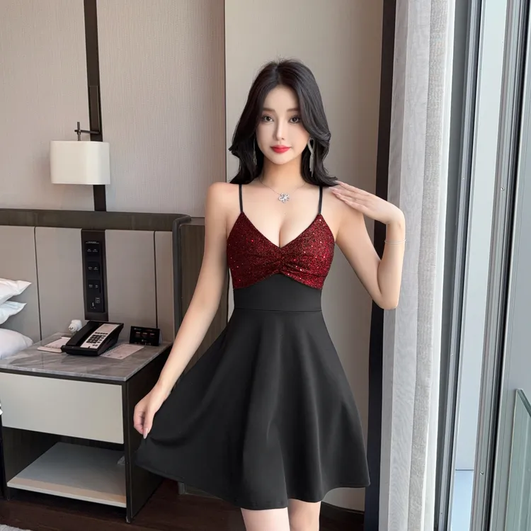 辣妹风时尚性感低胸酒吧蹦迪撞色深V领吊带连衣裙夜场收腰A字短裙
