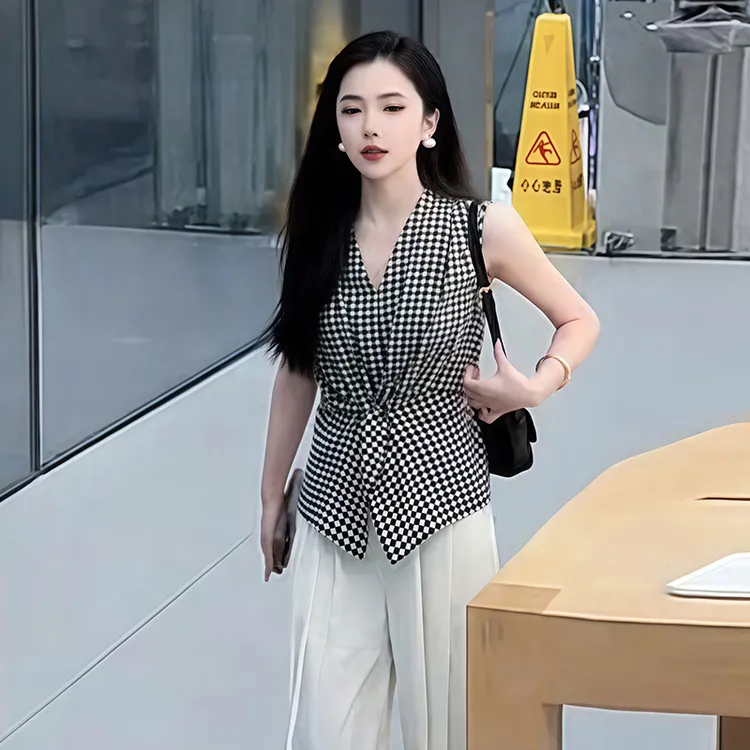 法式显气质潮流时尚夏季2025年好看V领扭结黑白格子无袖女装衬衫