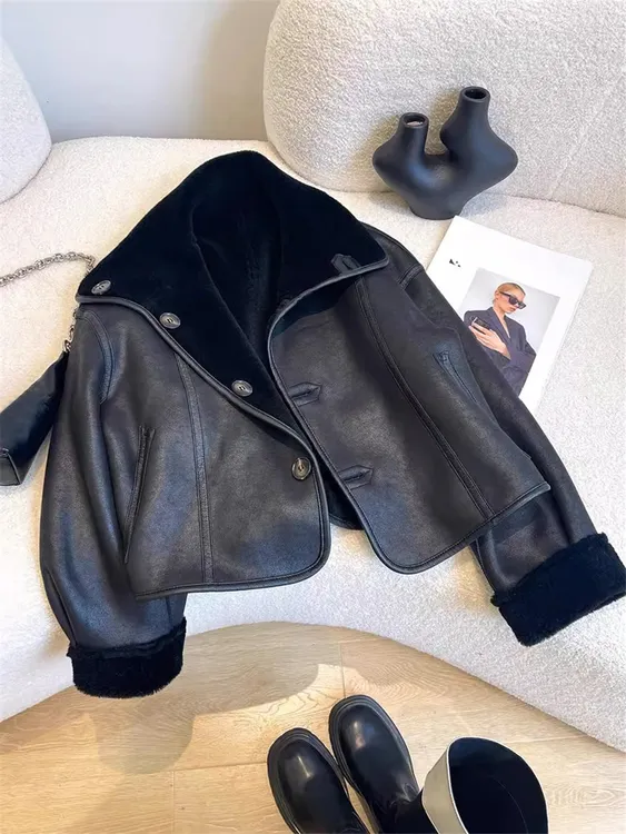 黑色皮毛一体短款翻领外套2025年秋冬气质美拉德加厚百搭夹克上衣