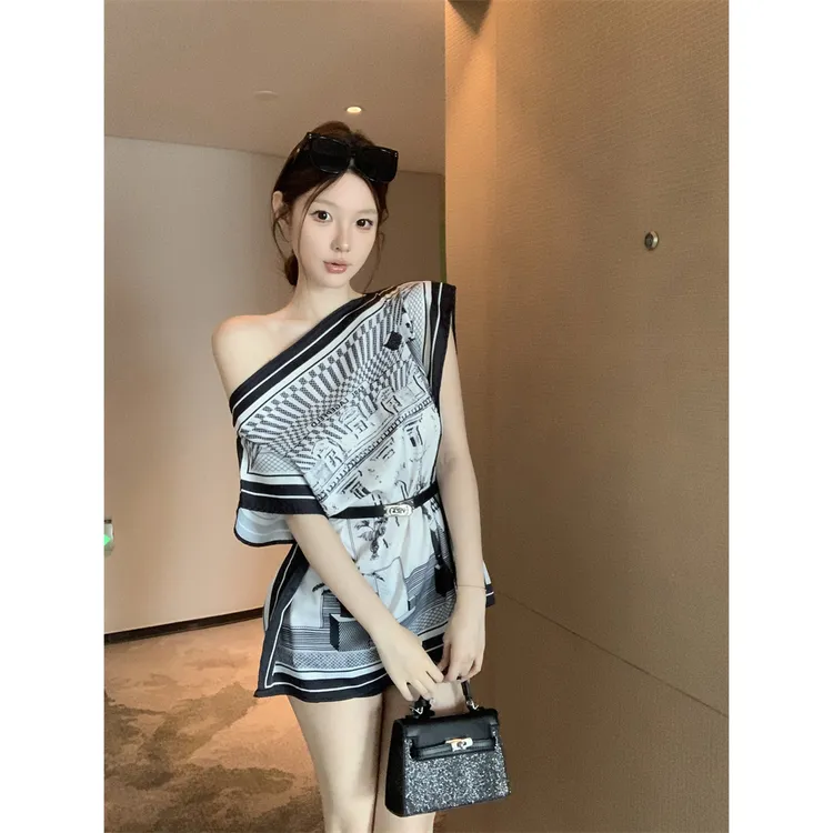 纯欲性感短袖慵懒宽松印花斜肩蝙蝠袖上衣女设计感小众露肩雪纺衫