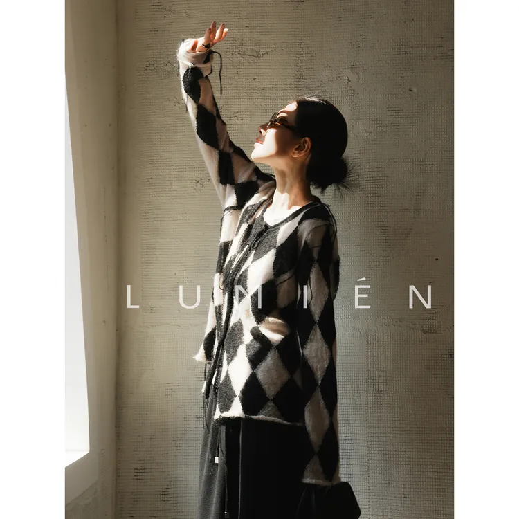 【LUMIEN 新品】"格纹美学"宽松柔软马海毛菱形格纹针织衫LX5ESS35