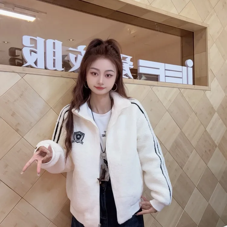 IEF/爱依服2025年冬季仿羊羔绒短外套女休闲女孩子气减龄毛绒上衣