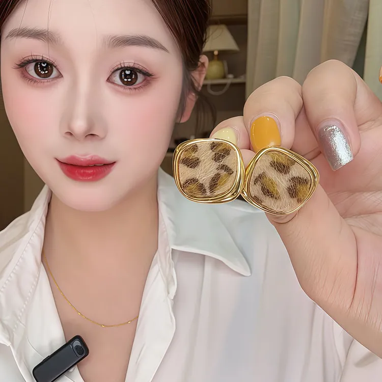 铜合金布艺耳饰 毛绒豹纹方块耳钉女气质百搭复古欧美风耳环