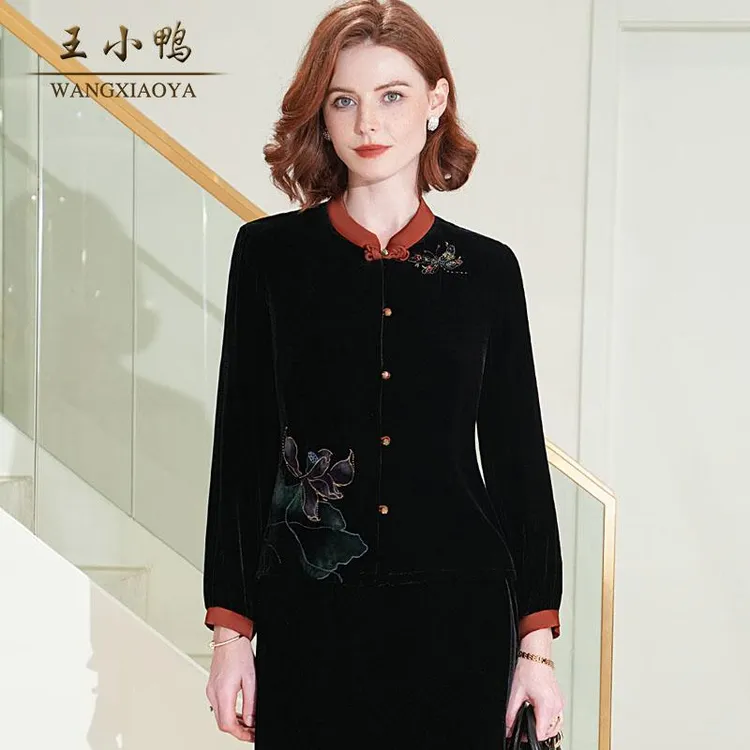 王小鸭2025春新款刺绣钉珠桑蚕丝丝绒上衣盘扣新中式简约气质时尚
