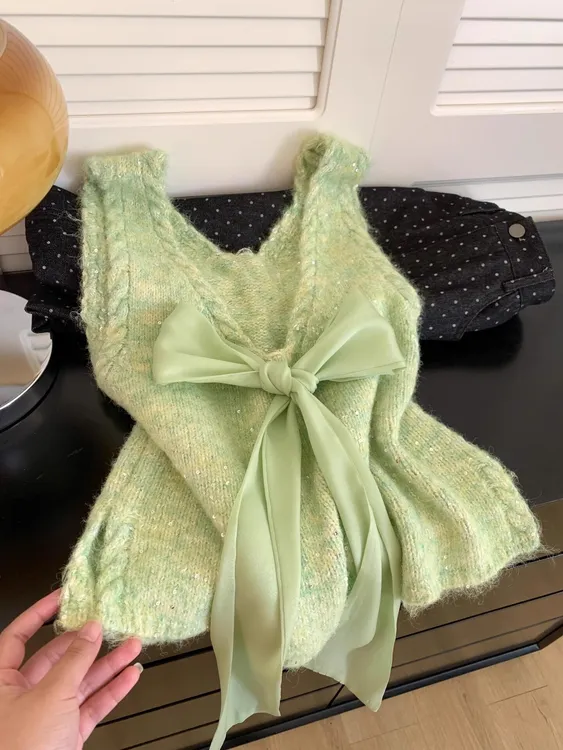 大码爆款慵懒风蝴蝶结V领针织背心女秋冬新款高级感绿色无袖上衣