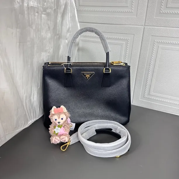 95新 Prada/普拉达 95新黑金底长32杀手斜挎包