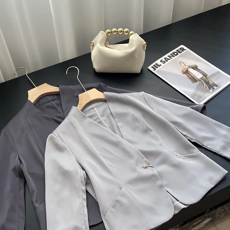 V领单扣七分袖西装女高级感通勤时髦小众气质西服外套秋