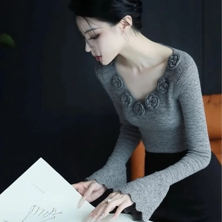 小众设计立体花朵V领针织衫女装秋季新款洋气修身内搭打底衫上衣