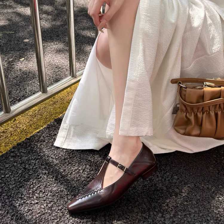 B-7减龄粗跟尖头中口百搭复古单鞋低跟中跟欧若假日风
