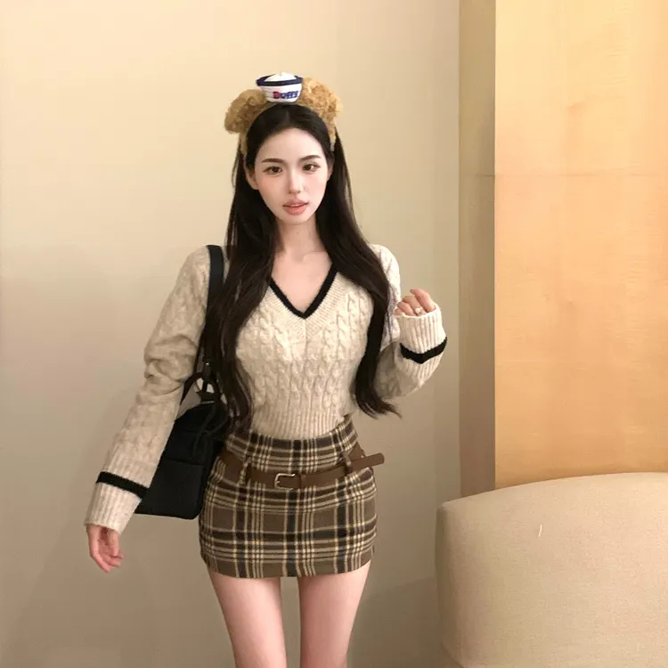 慵懒风宽松v领休闲气质针织衫秋季设计感时髦百搭格纹短裙两件套