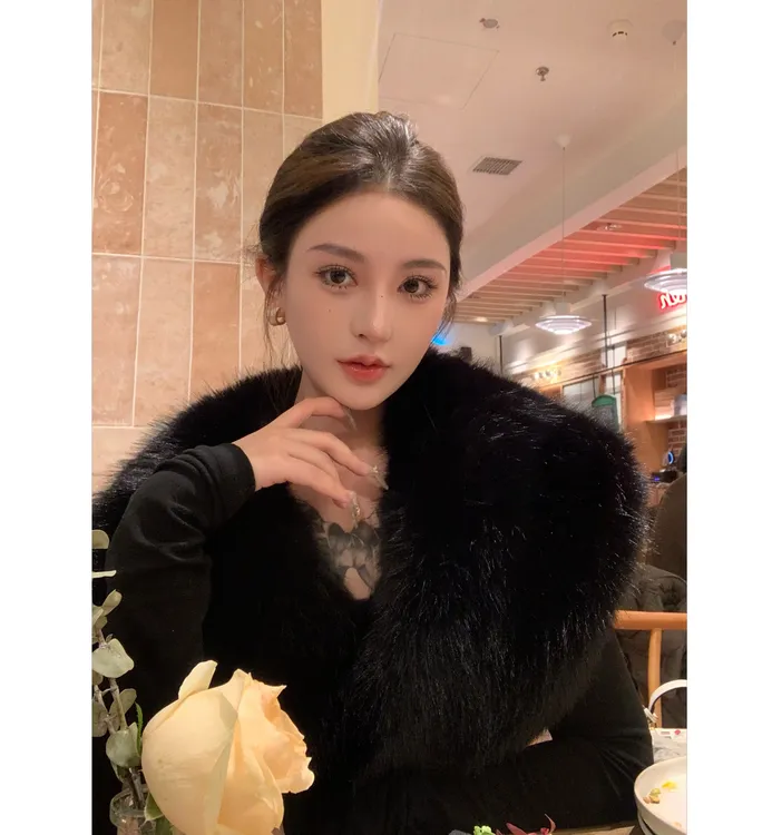 BETTER ME 秋季黑色大毛领T恤女冬修身辣妹内搭打底上衣