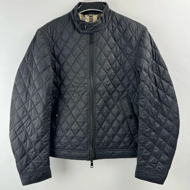准新 11298740 Burberry 博柏利 菱格内里格纹拉链棉服 黑色 L码