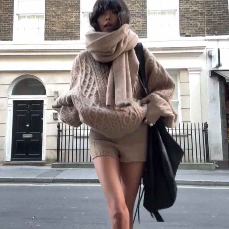 K美式复古套装卡其驼色宽松毛衣围巾低腰短款热裤两件套