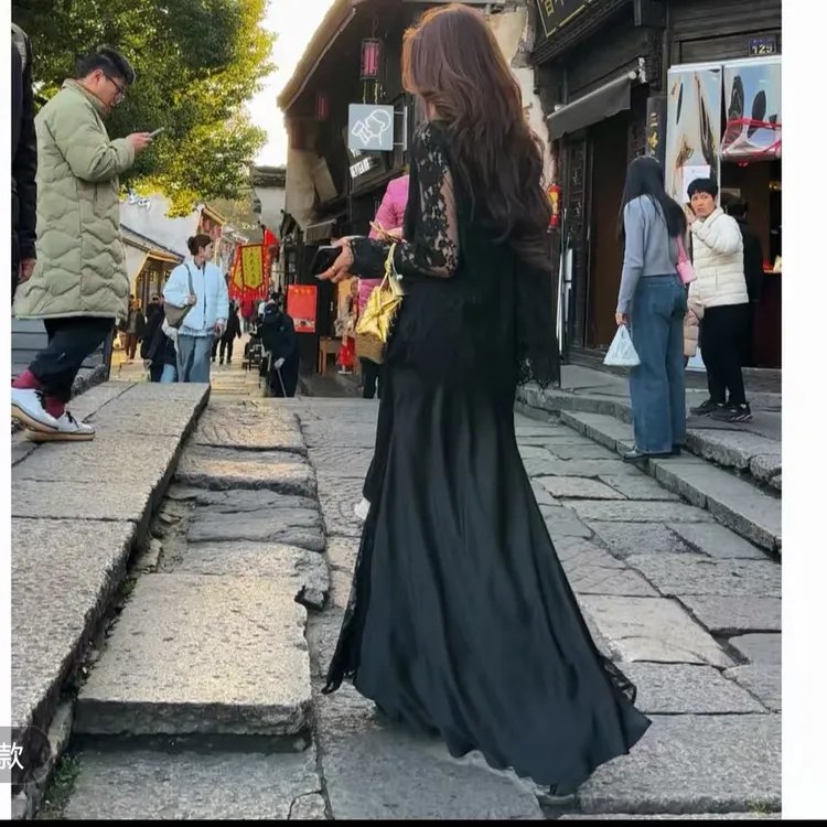 2025春夏新款不规则珠光缎面拼接蕾丝气质垂感时尚显瘦半身裙2567