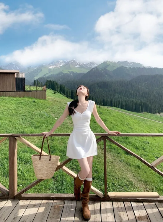 新疆白色连衣裙女短裙2025年夏新款小黑裙收腰显瘦黑色短袖裙子