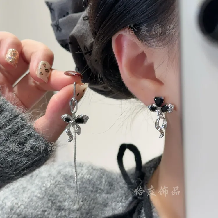 【恰度】潮酷个性风不对称黑色锆石蝴蝶耳钉