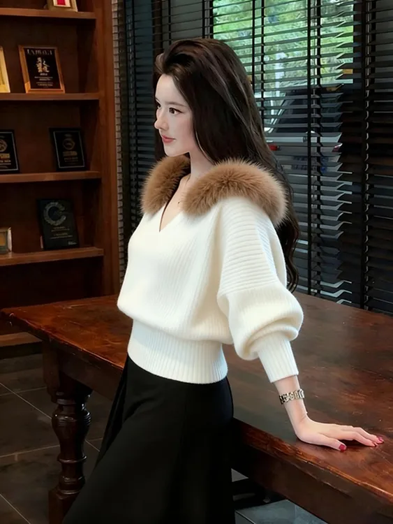 2025新款秋冬季轻熟风V领针织衫女时尚慵懒风高级感白色毛领毛衣