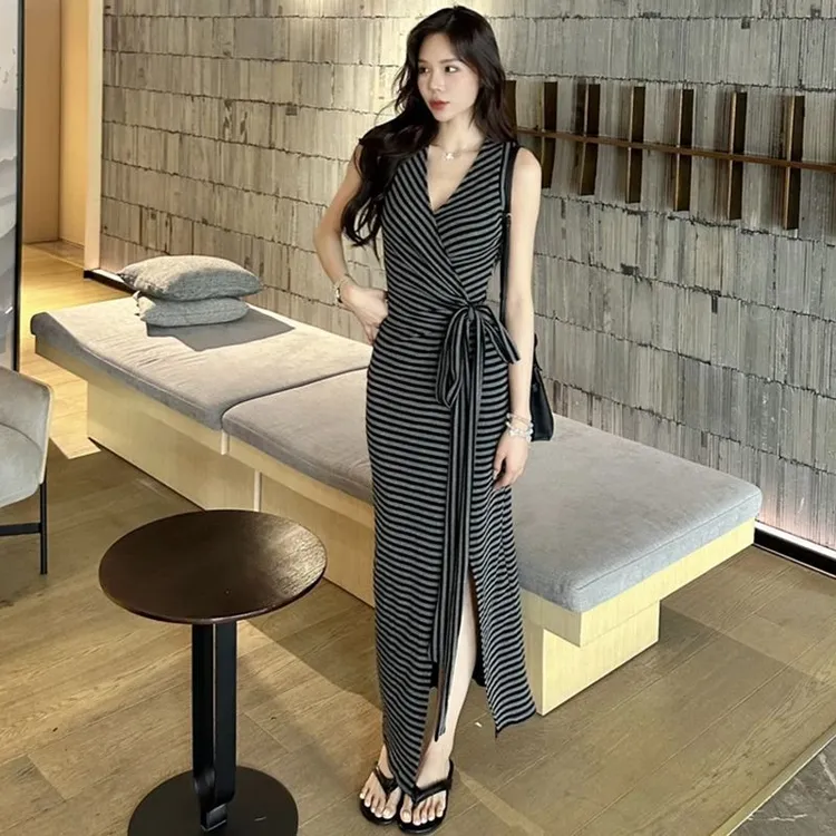 2025夏季新款V领时尚洋气交叉无袖连衣裙女气质开叉设计感包臀裙