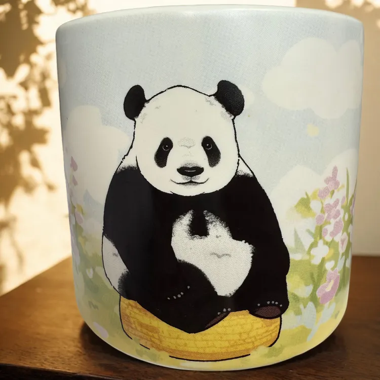 萌二坐轮胎呲牙咧嘴掰竹子奶白色陶瓷马克杯胖胖杯