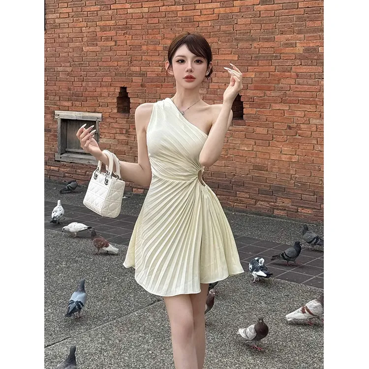 法式镂空收腰吊带连衣裙女夏季设计感气质修身度假风斜肩短裙子