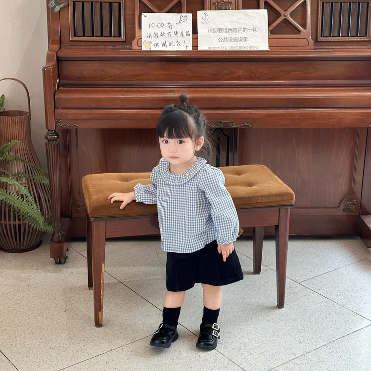 《小思家》女童2025年早秋新款娃娃领格子衬衫黑色短裤套装