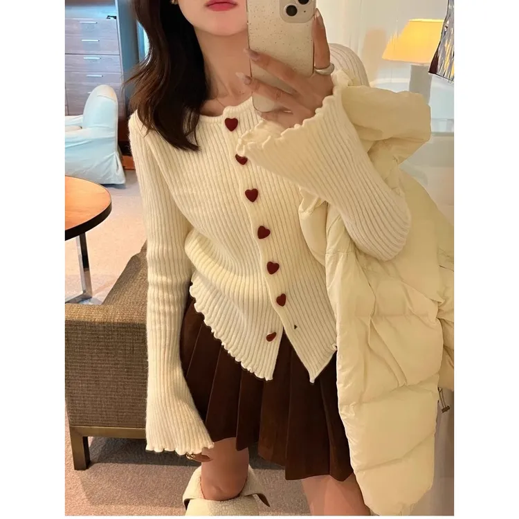 韩系温柔风针织开衫女秋冬新款圆领喇叭袖爱心扣打底衫毛衣外套女