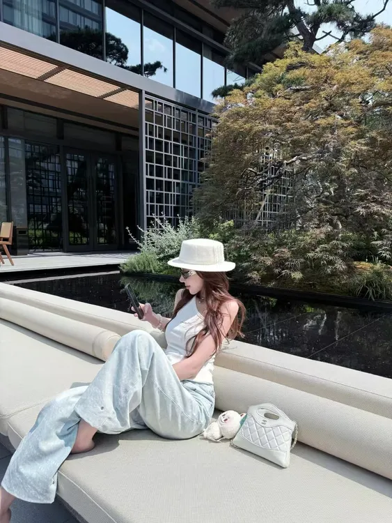 韩系辣妹气质斜肩背心上衣女夏2025新款设计感小众显瘦休闲裤套装