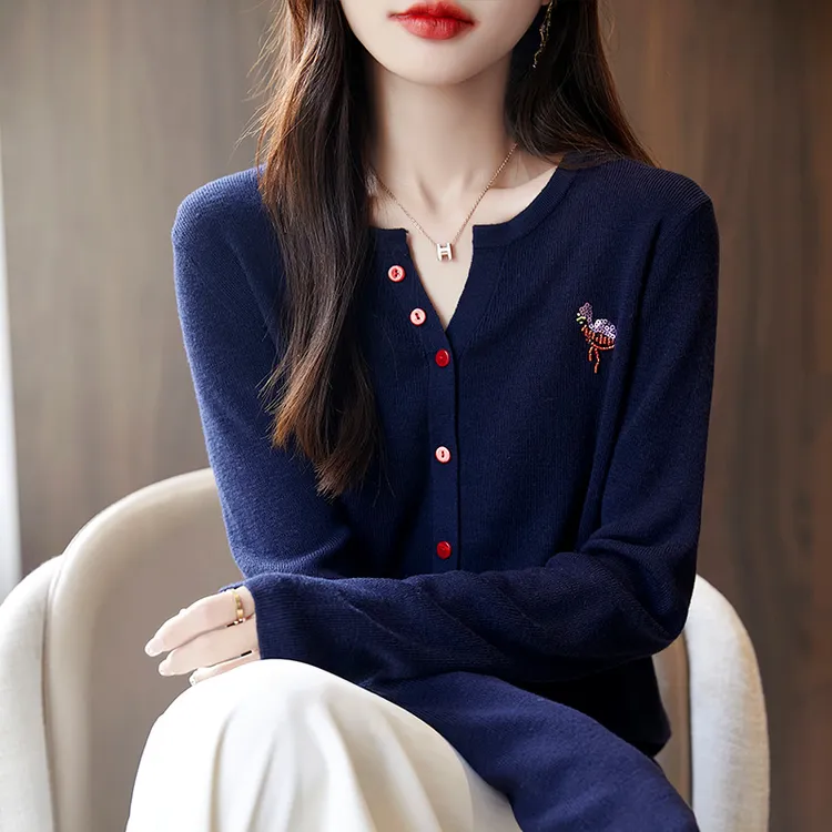 正品哥弟新款秋季长袖V领羊毛开衫女修身刺绣针织毛衣宽松时尚风