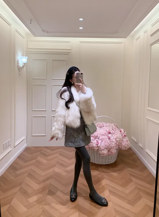 今年流行的外套独特漂亮高级感短款毛毛外套冬季女新款半身裙套装