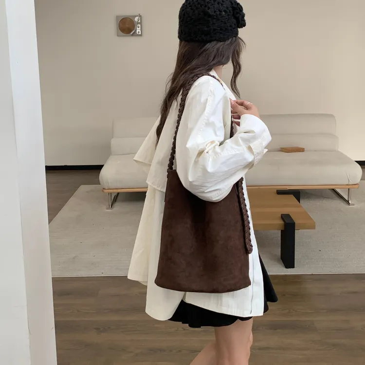 竹笋喵喵 高级质感绒面水桶包女2025新秋冬通勤复古民族风单肩包