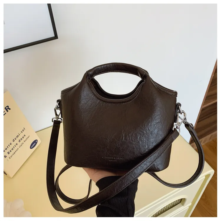 小众手提菜篮子包包女2025秋冬潮新款时尚高级感水桶包单肩斜跨包