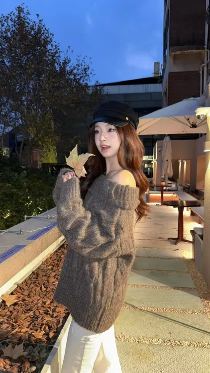 秋冬新款复古棕色慵懒纹理感温柔性感斜领一字肩辣妹针织毛衣女