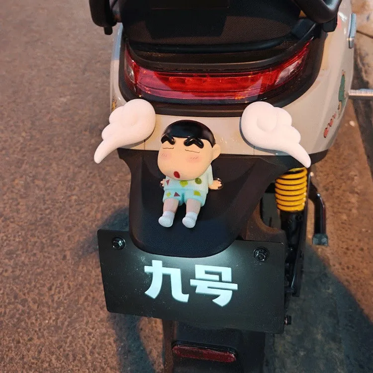蜡笔小新电动车摆件九号车载卡通可爱车内中控台汽车摆件装饰车顶