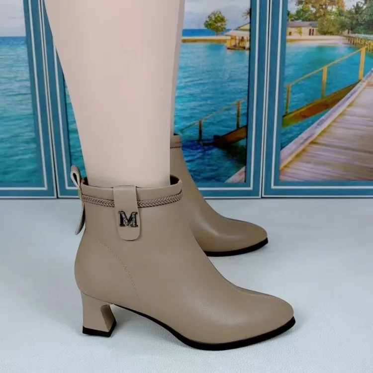 秋冬季新款4公分简约时尚高跟女靴气质舒适百搭女短靴加绒妈妈鞋