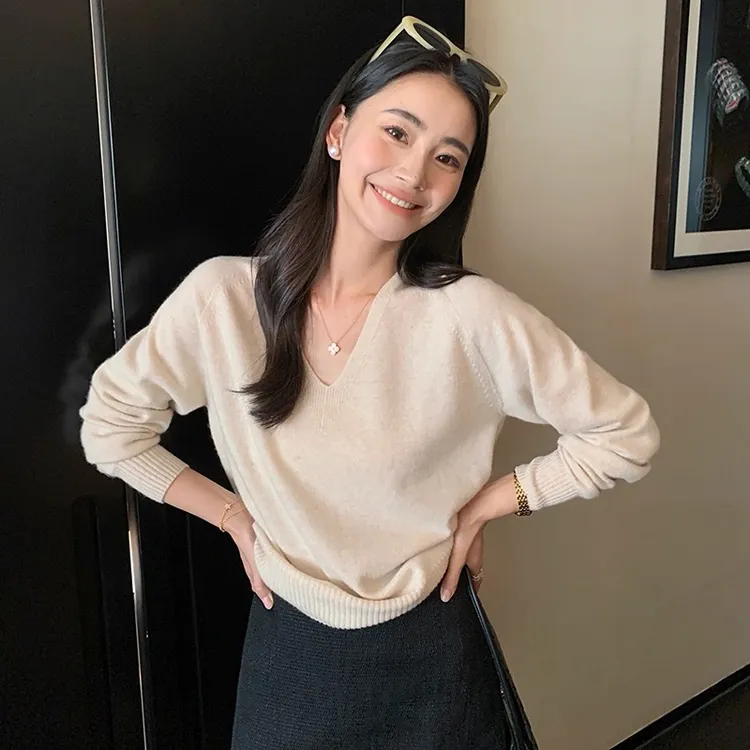 鄂尔都市牧王无缝一体V领宽松羊绒衫女时尚软糯针织毛衣打底衫