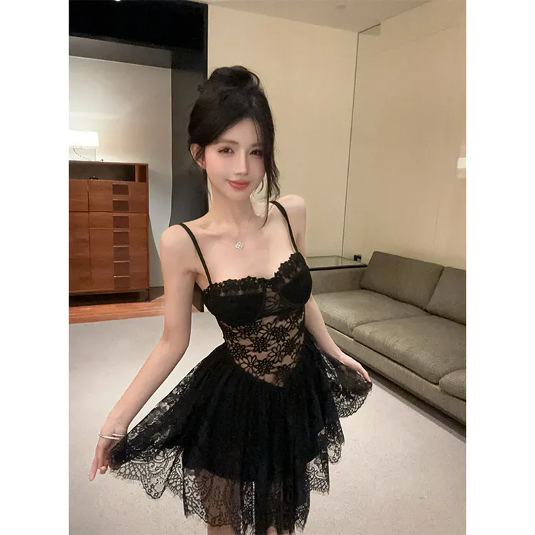 2025年夏季新款吊带蕾丝镂空大摆不规则修腰时尚纯欲辣妹连衣裙女